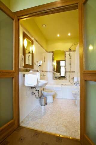 Отель BEST WESTERN Santakos Hotel Каунас Номер с кроватью размера «king-size»-3